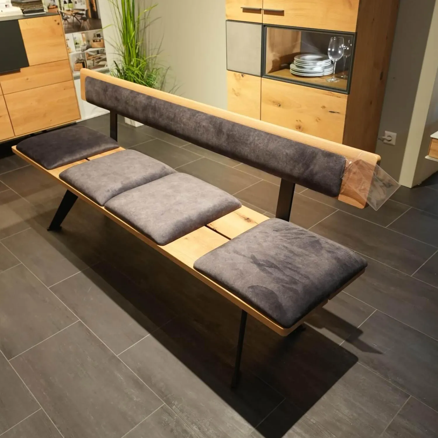 Wiemann Essgruppen|Essgruppe 45225 Tisch Wildeiche Massiv Natur Gestell Metall Lack Schwarz 2140 Stühle Und Bank 663 66SN Wildeiche Natur Effekt Lack Amour 12201 Dark Grey Grau Rücken Stoff Forza 12305 Gestell Metall