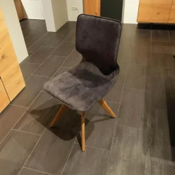Wiemann Essgruppen|Essgruppe 45225 Tisch Wildeiche Massiv Natur Gestell Metall Lack Schwarz 2140 Stühle Und Bank 663 66SN Wildeiche Natur Effekt Lack Amour 12201 Dark Grey Grau Rücken Stoff Forza 12305 Gestell Metall