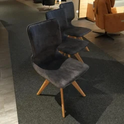 Wiemann Essgruppen|Essgruppe 45225 Tisch Wildeiche Massiv Natur Gestell Metall Lack Schwarz 2140 Stühle Und Bank 663 66SN Wildeiche Natur Effekt Lack Amour 12201 Dark Grey Grau Rücken Stoff Forza 12305 Gestell Metall