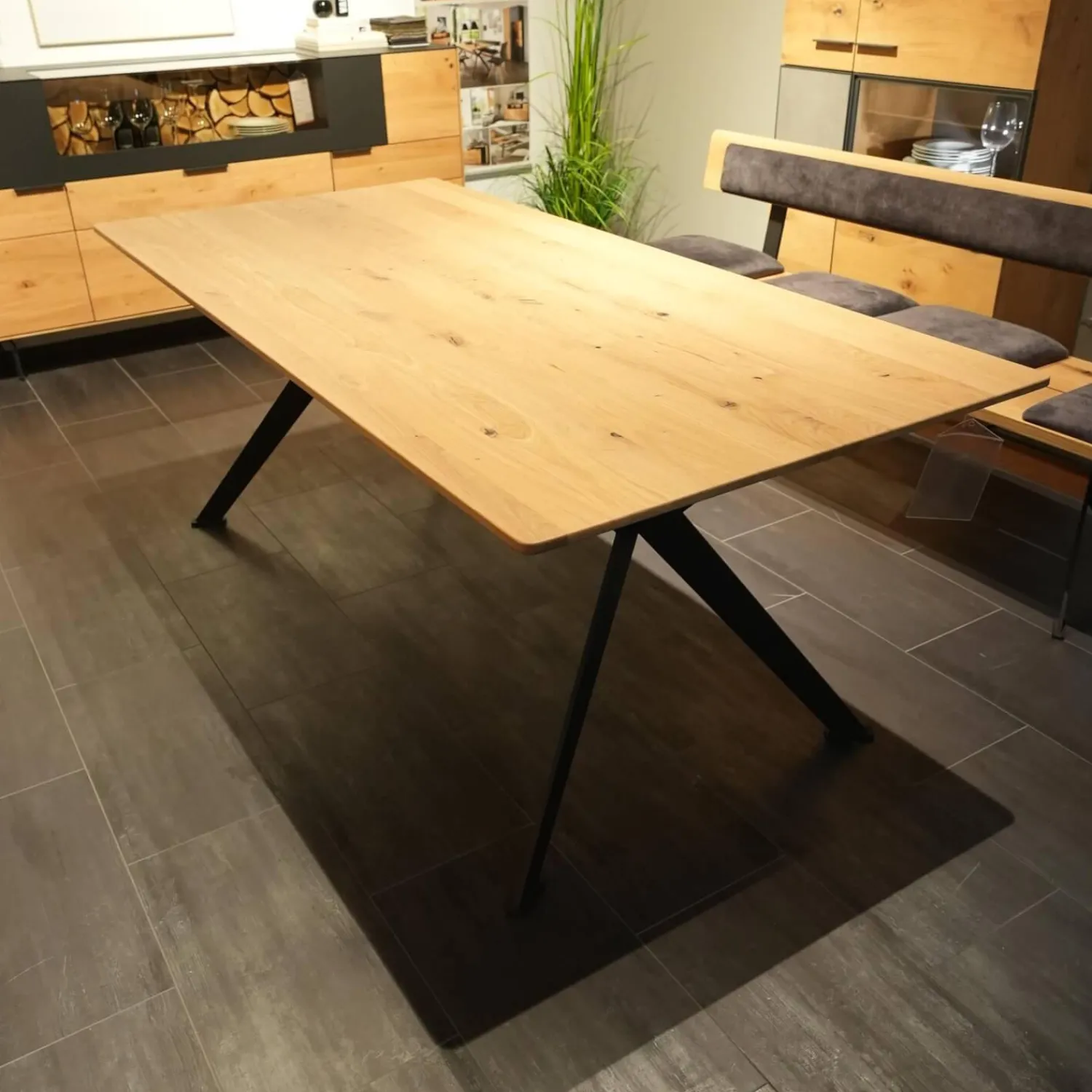 Wiemann Essgruppen|Essgruppe 45225 Tisch Wildeiche Massiv Natur Gestell Metall Lack Schwarz 2140 Stühle Und Bank 663 66SN Wildeiche Natur Effekt Lack Amour 12201 Dark Grey Grau Rücken Stoff Forza 12305 Gestell Metall