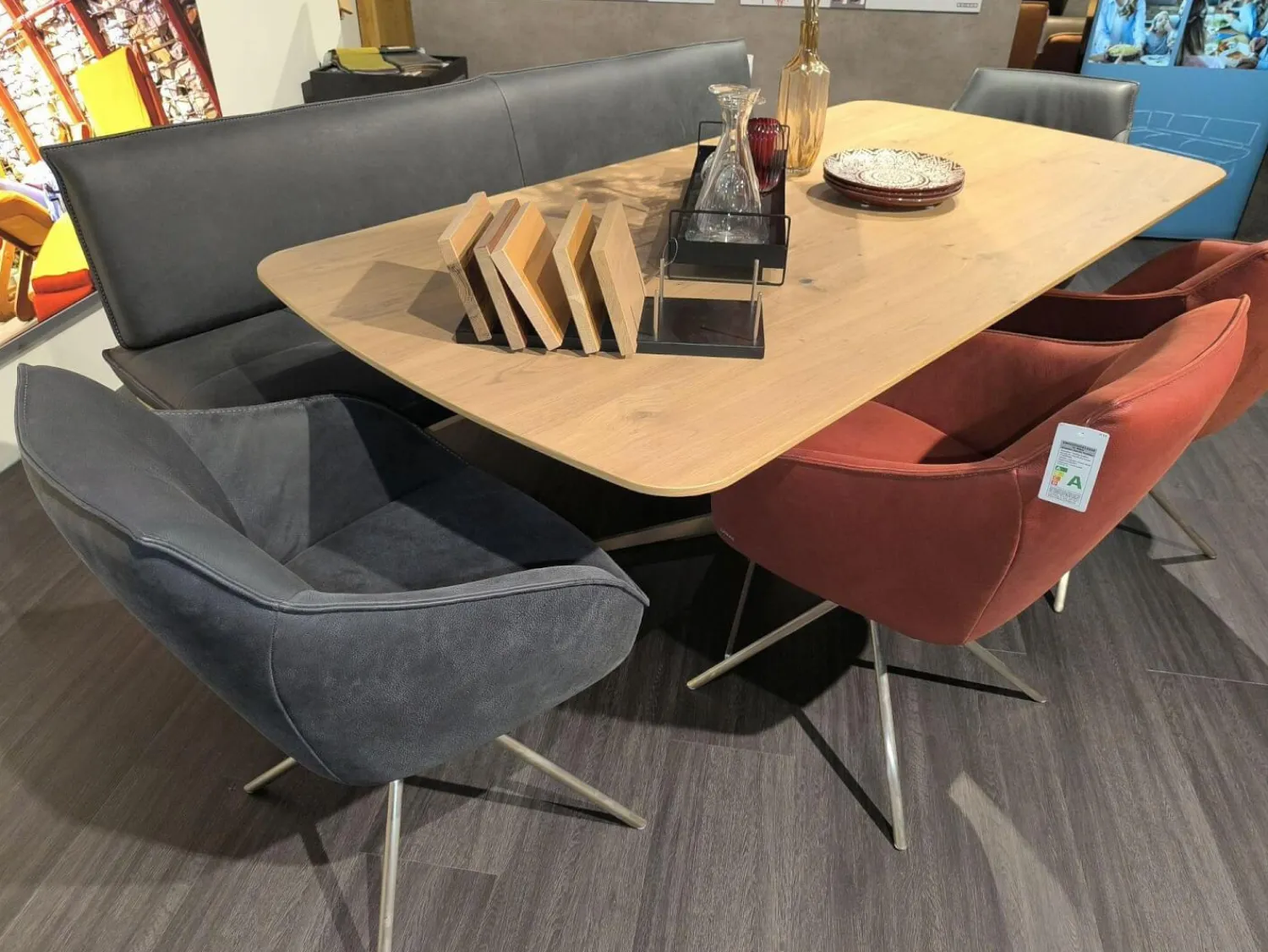 Koinor Essgruppen|Essgruppe Dining System Leder A India Omega Grau Und Leder A India Chili Rot Tisch Wildeiche Bianco Furniert Fuß Metall