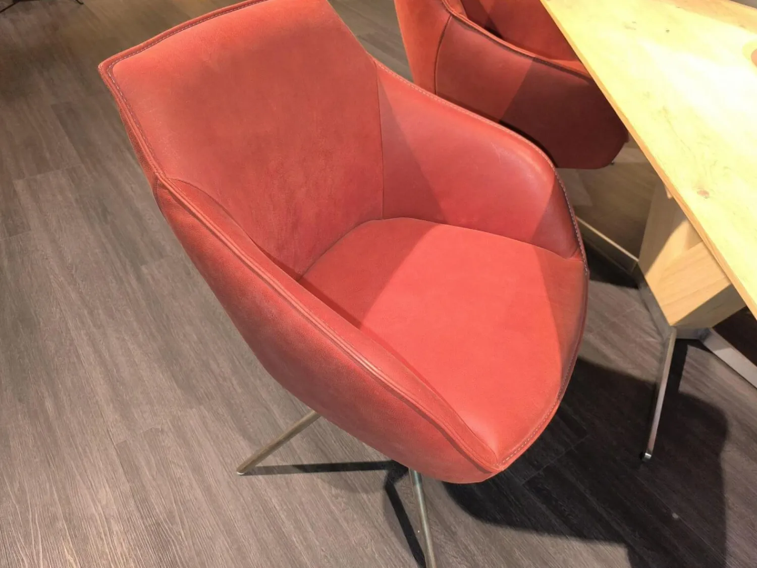 Koinor Essgruppen|Essgruppe Dining System Leder A India Omega Grau Und Leder A India Chili Rot Tisch Wildeiche Bianco Furniert Fuß Metall