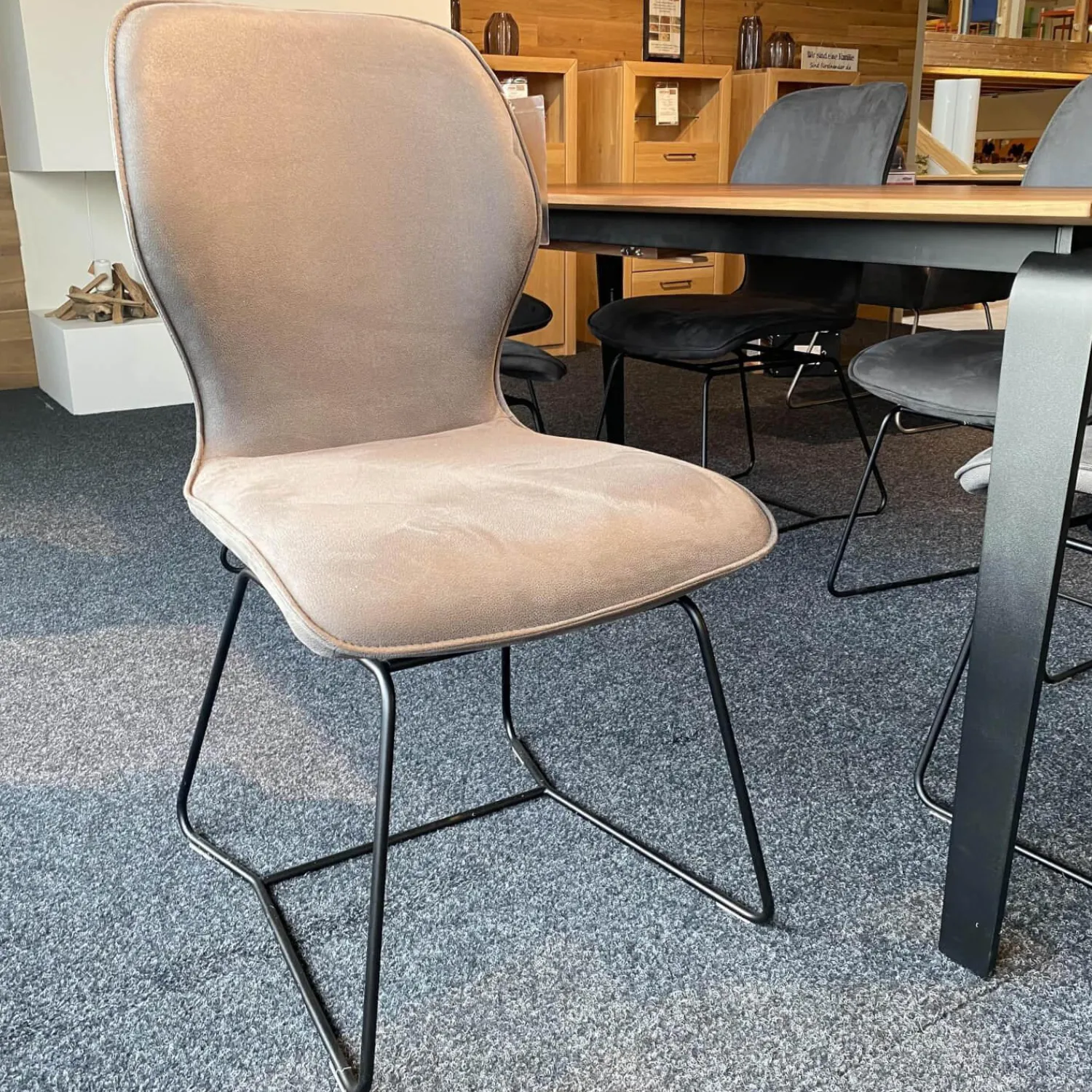 Gwinner Essgruppen|Essgruppe ET524 Kaia Tisch Nussbaum Natur mit 6 Stühle