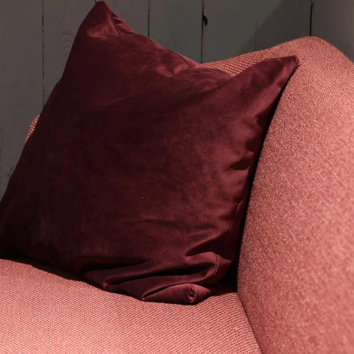 K+W Essgruppen|Essgruppe Gallery Bank Stoff 0575 12 Rosewood Rot Stühle Leder Bronko Bordeaux Rot Gestell Metall Schwarz Lackiert Tischplatte Wildeiche Bianco Lackiert