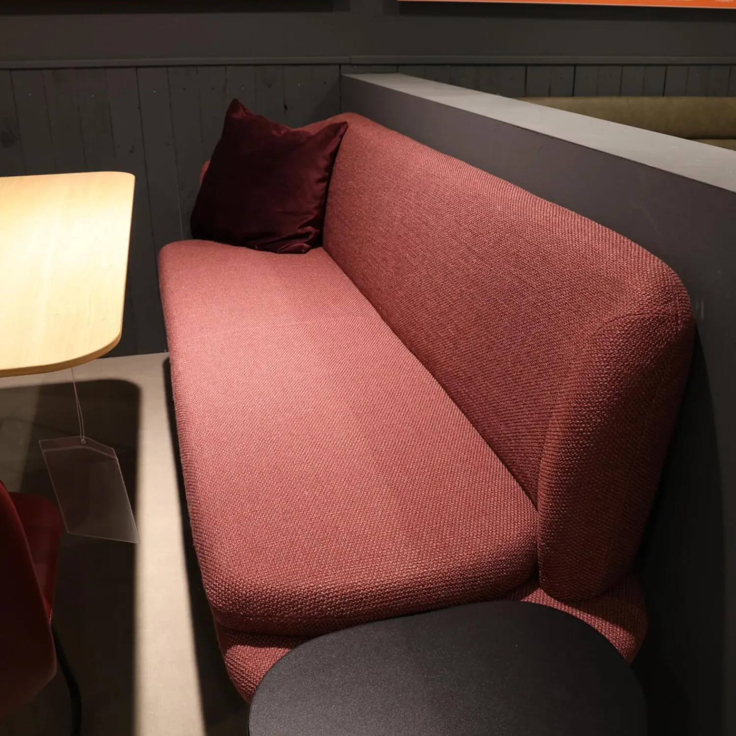 K+W Essgruppen|Essgruppe Gallery Bank Stoff 0575 12 Rosewood Rot Stühle Leder Bronko Bordeaux Rot Gestell Metall Schwarz Lackiert Tischplatte Wildeiche Bianco Lackiert