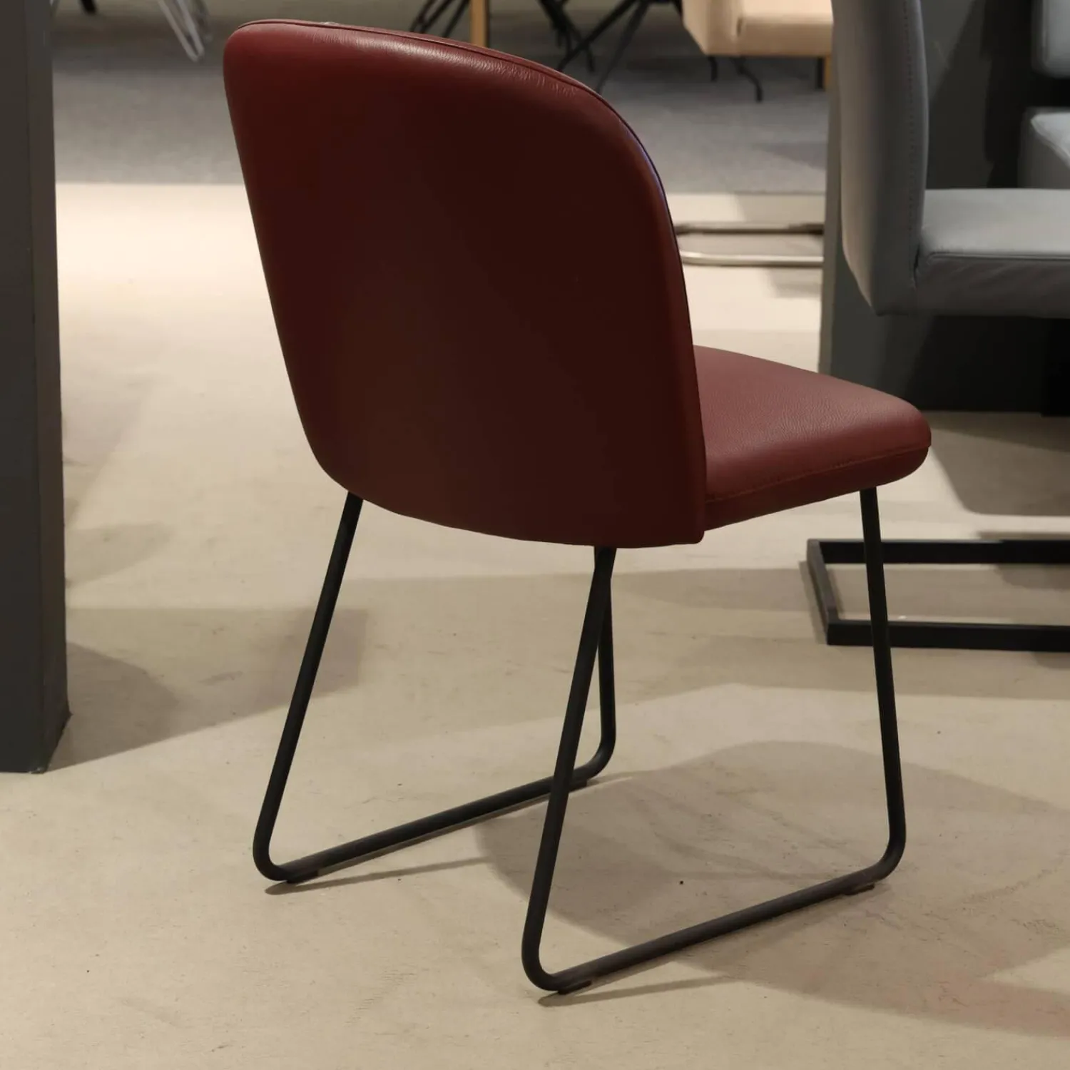 K+W Essgruppen|Essgruppe Gallery Bank Stoff 0575 12 Rosewood Rot Stühle Leder Bronko Bordeaux Rot Gestell Metall Schwarz Lackiert Tischplatte Wildeiche Bianco Lackiert