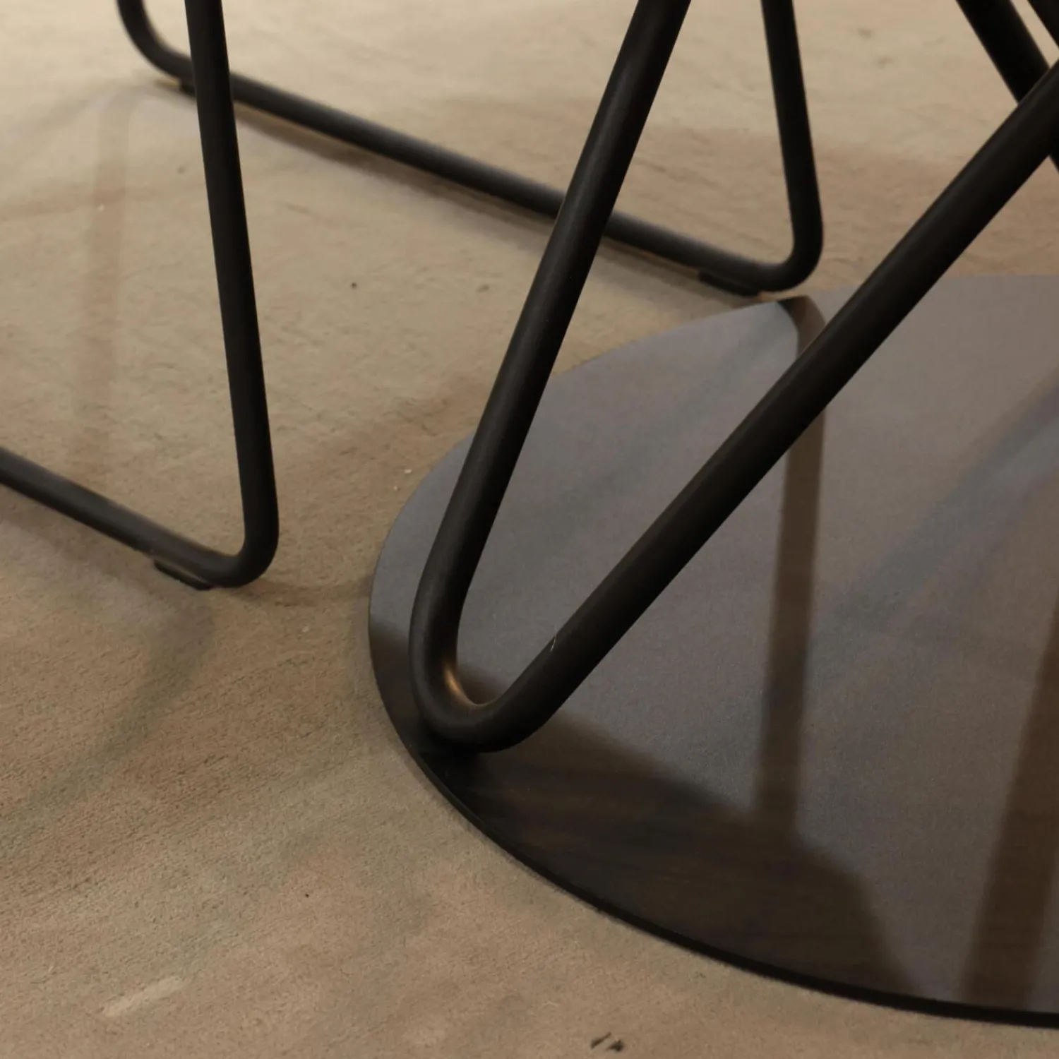 K+W Essgruppen|Essgruppe Gallery Bank Stoff 0575 12 Rosewood Rot Stühle Leder Bronko Bordeaux Rot Gestell Metall Schwarz Lackiert Tischplatte Wildeiche Bianco Lackiert