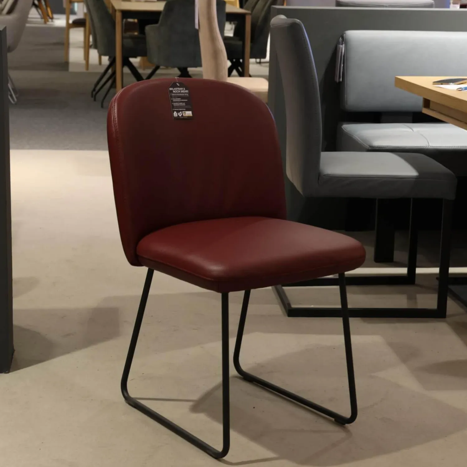 K+W Essgruppen|Essgruppe Gallery Bank Stoff 0575 12 Rosewood Rot Stühle Leder Bronko Bordeaux Rot Gestell Metall Schwarz Lackiert Tischplatte Wildeiche Bianco Lackiert