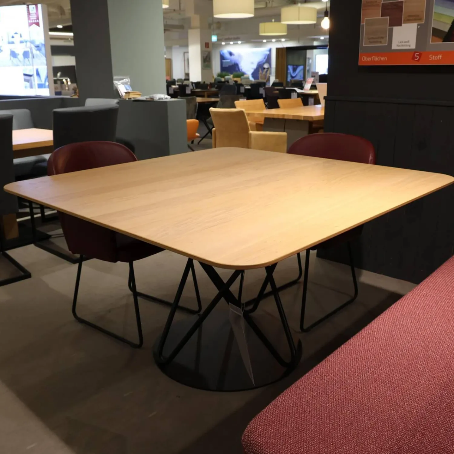 K+W Essgruppen|Essgruppe Gallery Bank Stoff 0575 12 Rosewood Rot Stühle Leder Bronko Bordeaux Rot Gestell Metall Schwarz Lackiert Tischplatte Wildeiche Bianco Lackiert