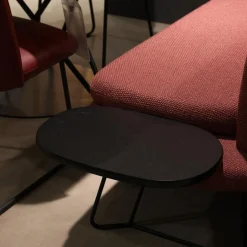 K+W Essgruppen|Essgruppe Gallery Bank Stoff 0575 12 Rosewood Rot Stühle Leder Bronko Bordeaux Rot Gestell Metall Schwarz Lackiert Tischplatte Wildeiche Bianco Lackiert