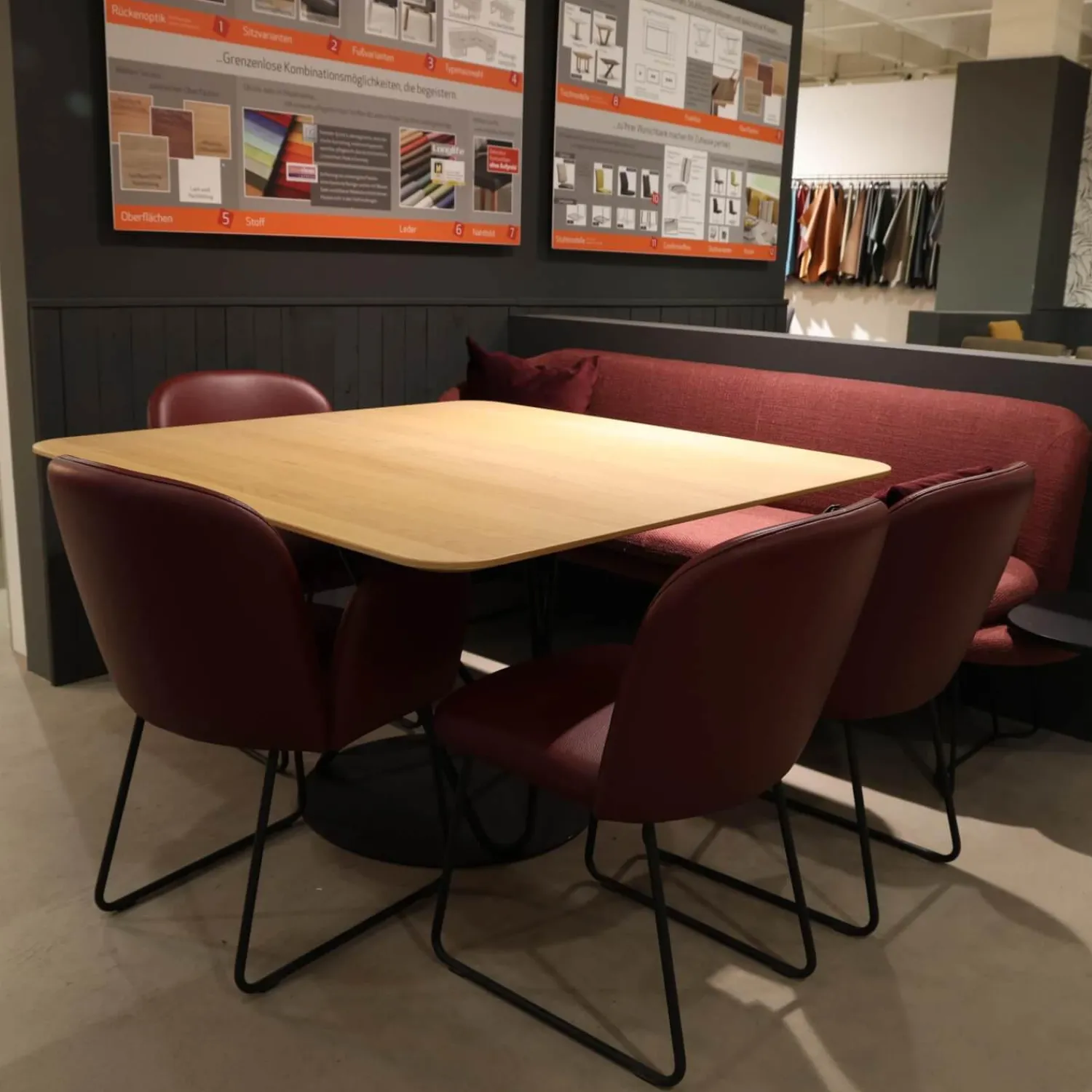 K+W Essgruppen|Essgruppe Gallery Bank Stoff 0575 12 Rosewood Rot Stühle Leder Bronko Bordeaux Rot Gestell Metall Schwarz Lackiert Tischplatte Wildeiche Bianco Lackiert
