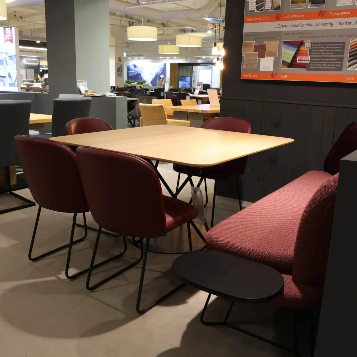 K+W Essgruppen|Essgruppe Gallery Bank Stoff 0575 12 Rosewood Rot Stühle Leder Bronko Bordeaux Rot Gestell Metall Schwarz Lackiert Tischplatte Wildeiche Bianco Lackiert