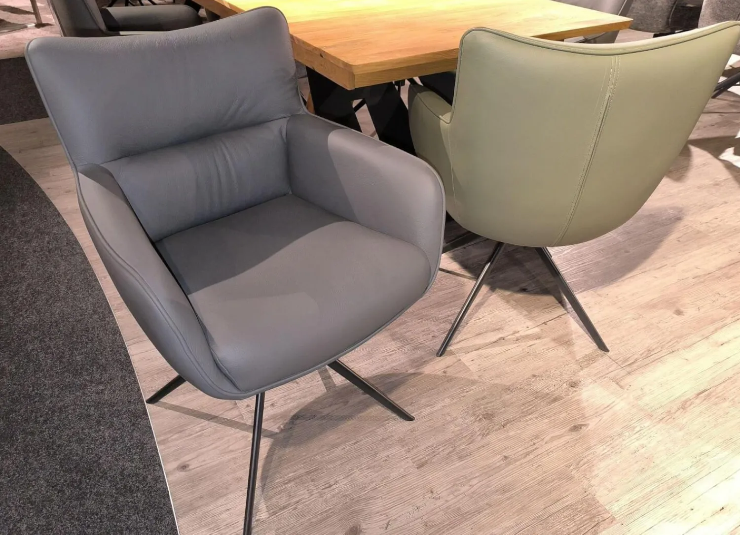 MCA Essgruppen|Essgruppe Paritta Limone 2 Stühle Leder Anthrazit Und Olive Grün Tisch Balkeneiche Massiv Gestell Metall Schwarz