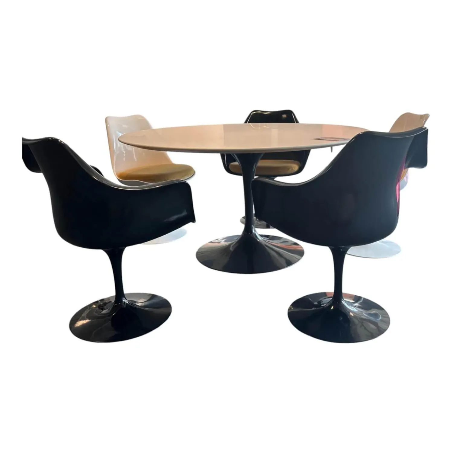 Knoll International Essgruppen|Stuhlsets|Essgruppe Saarinen Tisch Platte Fenix Weiß Fuß Schwarz Stuhl Tulip Fenix Schwarz Und Weiß Stoff Eva 154 Gold