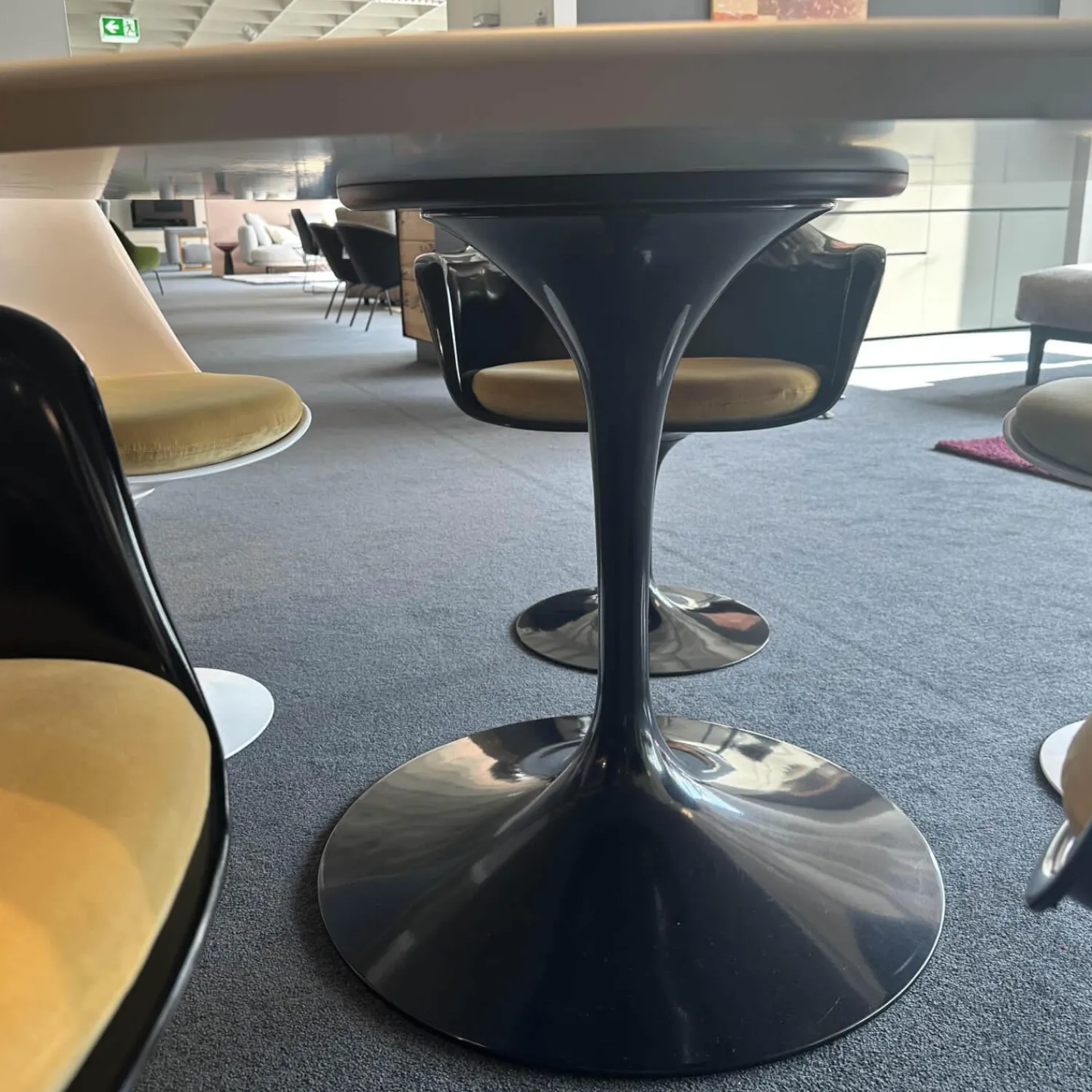 Knoll International Essgruppen|Stuhlsets|Essgruppe Saarinen Tisch Platte Fenix Weiß Fuß Schwarz Stuhl Tulip Fenix Schwarz Und Weiß Stoff Eva 154 Gold