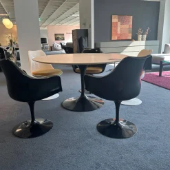 Knoll International Essgruppen|Stuhlsets|Essgruppe Saarinen Tisch Platte Fenix Weiß Fuß Schwarz Stuhl Tulip Fenix Schwarz Und Weiß Stoff Eva 154 Gold
