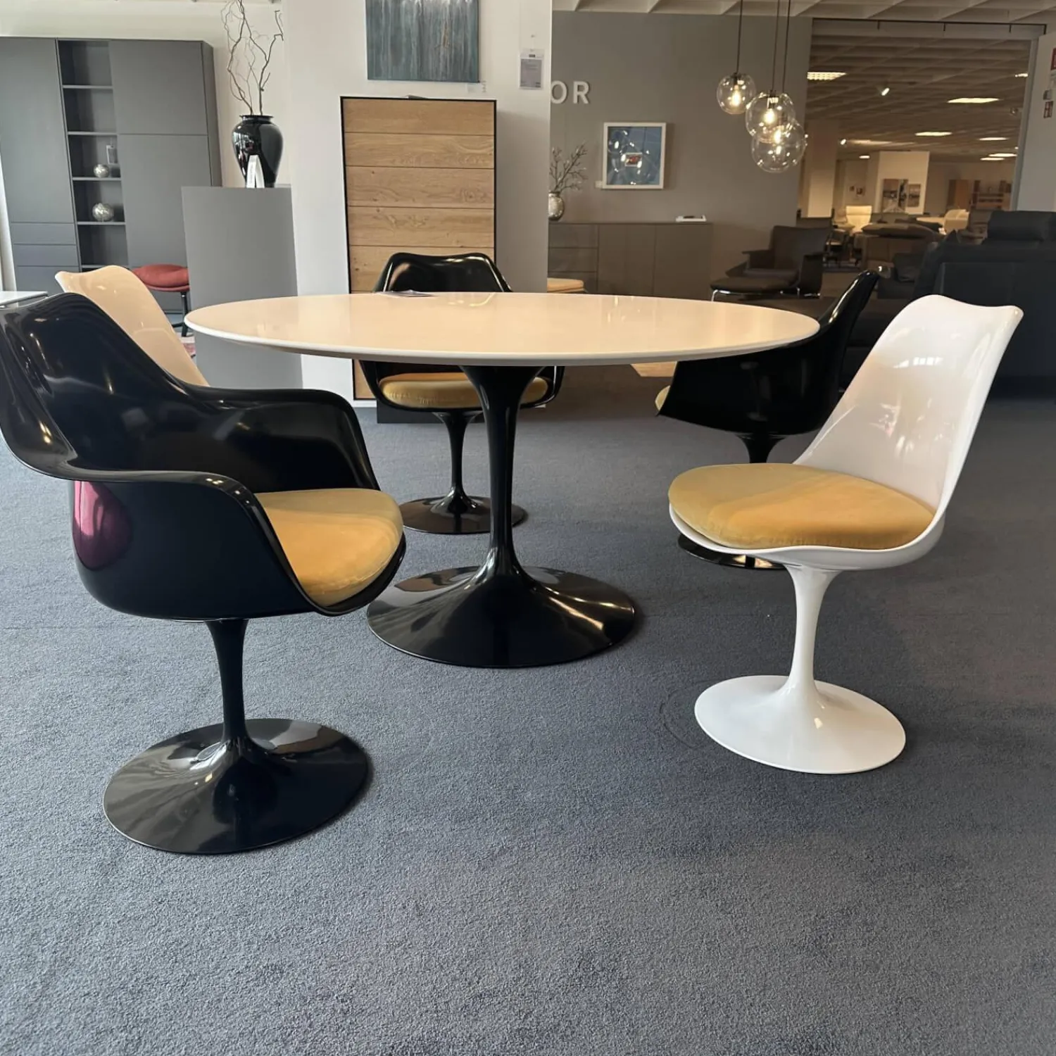 Knoll International Essgruppen|Stuhlsets|Essgruppe Saarinen Tisch Platte Fenix Weiß Fuß Schwarz Stuhl Tulip Fenix Schwarz Und Weiß Stoff Eva 154 Gold