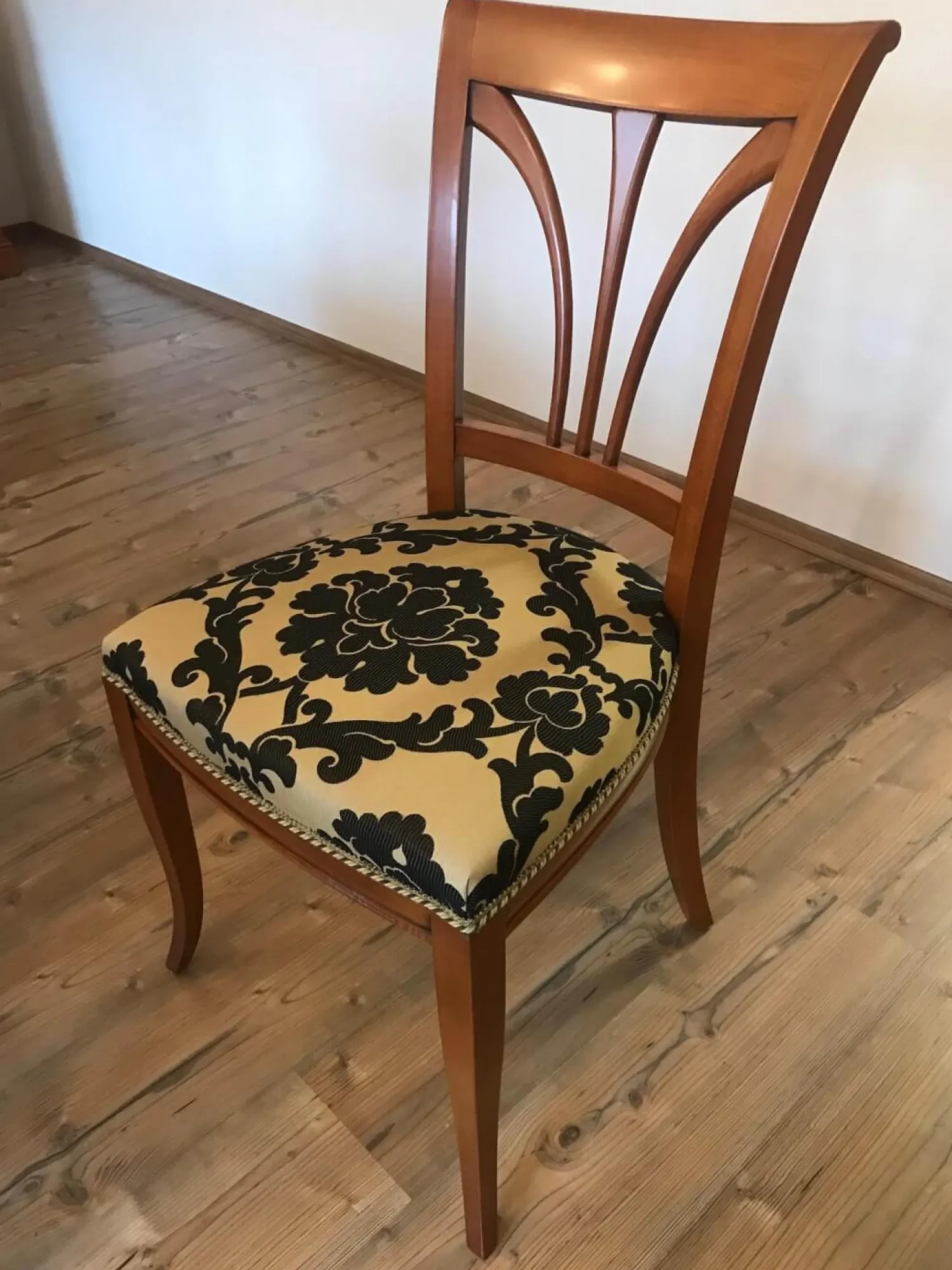 Selva Essgruppen|Essgruppe Tisch 3282 Kirschbaumfarbig Antik Mit Auszug Inklusive 6 Stühlen Milano Kirschbaumfarbig Antik Sitzbezug Stoff S3021 Musterung Beige Schwarz