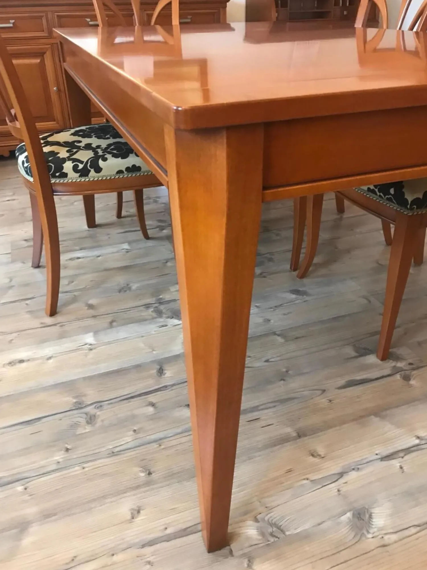 Selva Essgruppen|Essgruppe Tisch 3282 Kirschbaumfarbig Antik Mit Auszug Inklusive 6 Stühlen Milano Kirschbaumfarbig Antik Sitzbezug Stoff S3021 Musterung Beige Schwarz