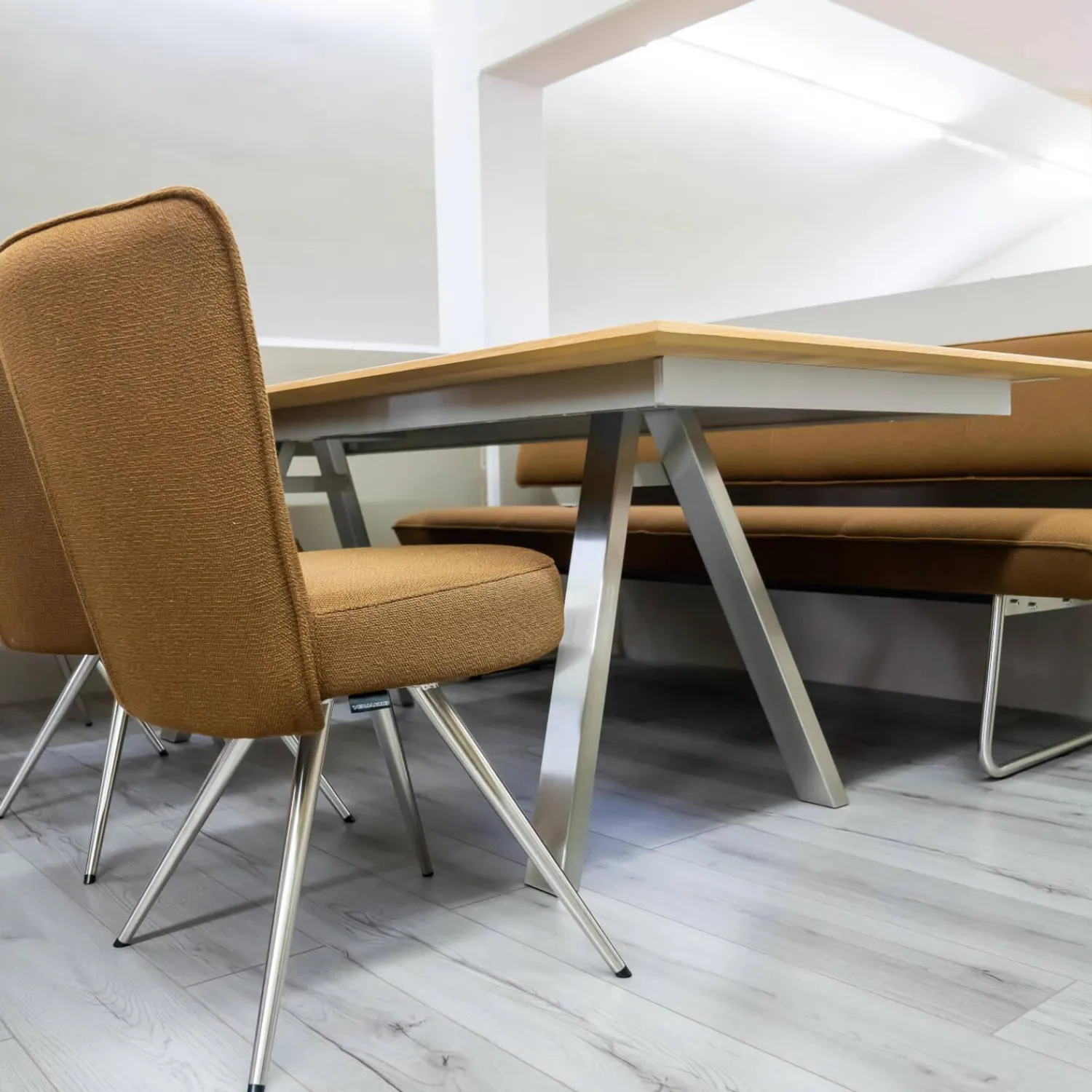 Venjakob Essgruppen|Essgruppe Tisch ET159 Platte Furniert Eiche Rustico Hell Geölt Gestell Edelstahloptik Mit 3 Drehstühlen Und Solitärbank