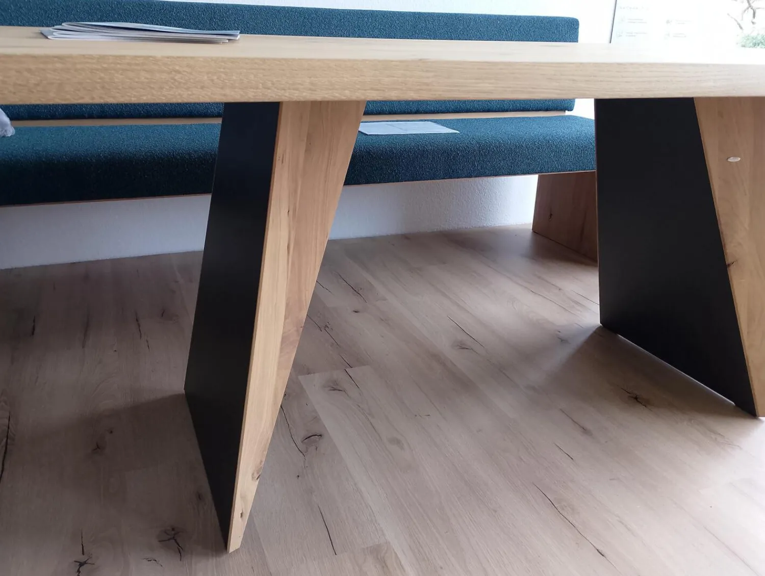 Voglauer Essgruppen|Essgruppe Vtektura Living Tisch Wildeiche Rustiko Schwarz Bank Und Stühle Stoff Select Mineralblau Und Schwarz Gestell Metall