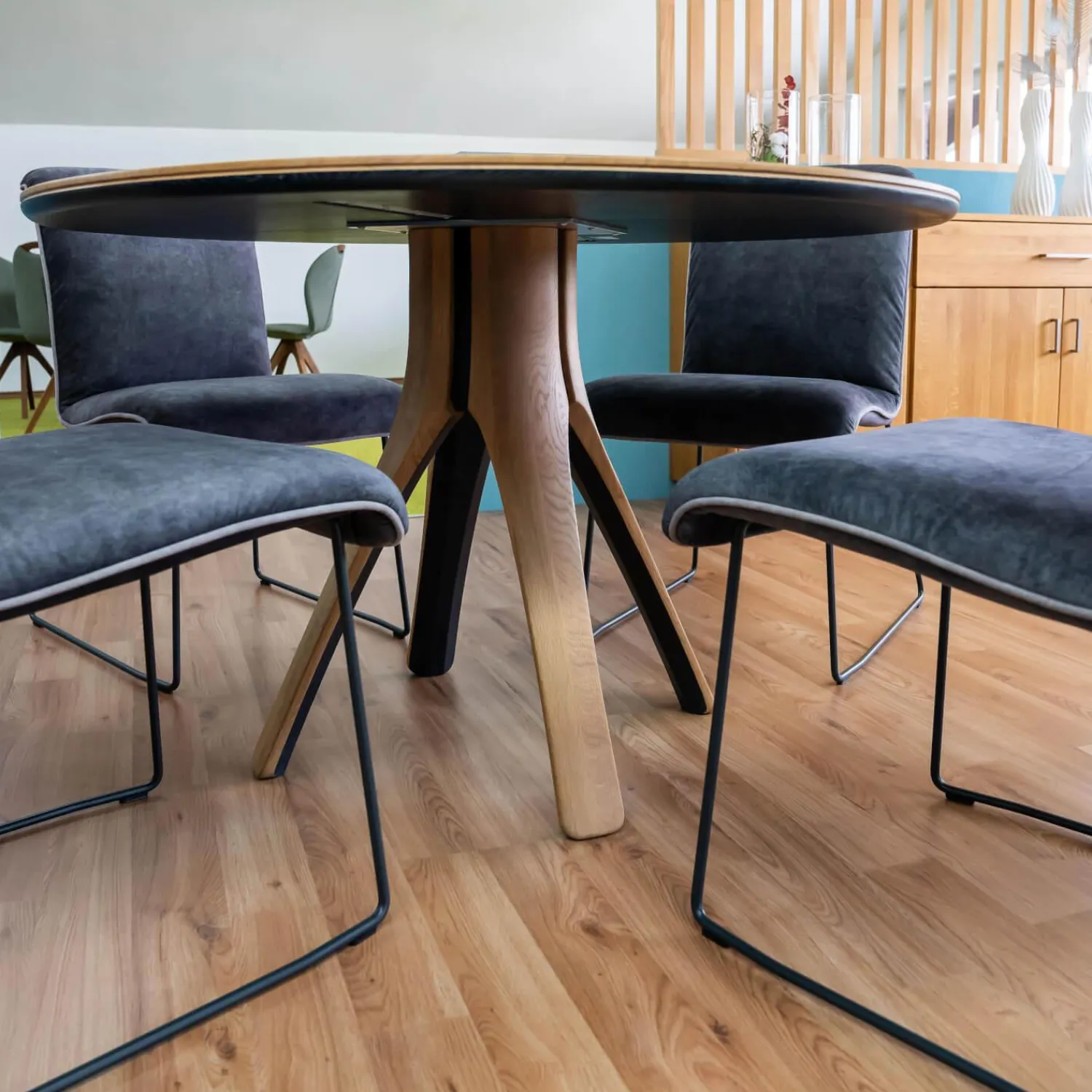 Wimmer Essgruppen|Essgruppe Z60 Säulentisch Rustikale Asteiche Hartwachsöl Bianco Äste Tischplatte Schwarz Gebeizt Mit 4 Schalenstühlen