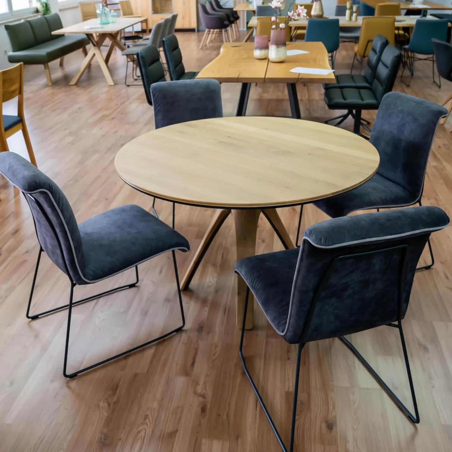 Wimmer Essgruppen|Essgruppe Z60 Säulentisch Rustikale Asteiche Hartwachsöl Bianco Äste Tischplatte Schwarz Gebeizt Mit 4 Schalenstühlen