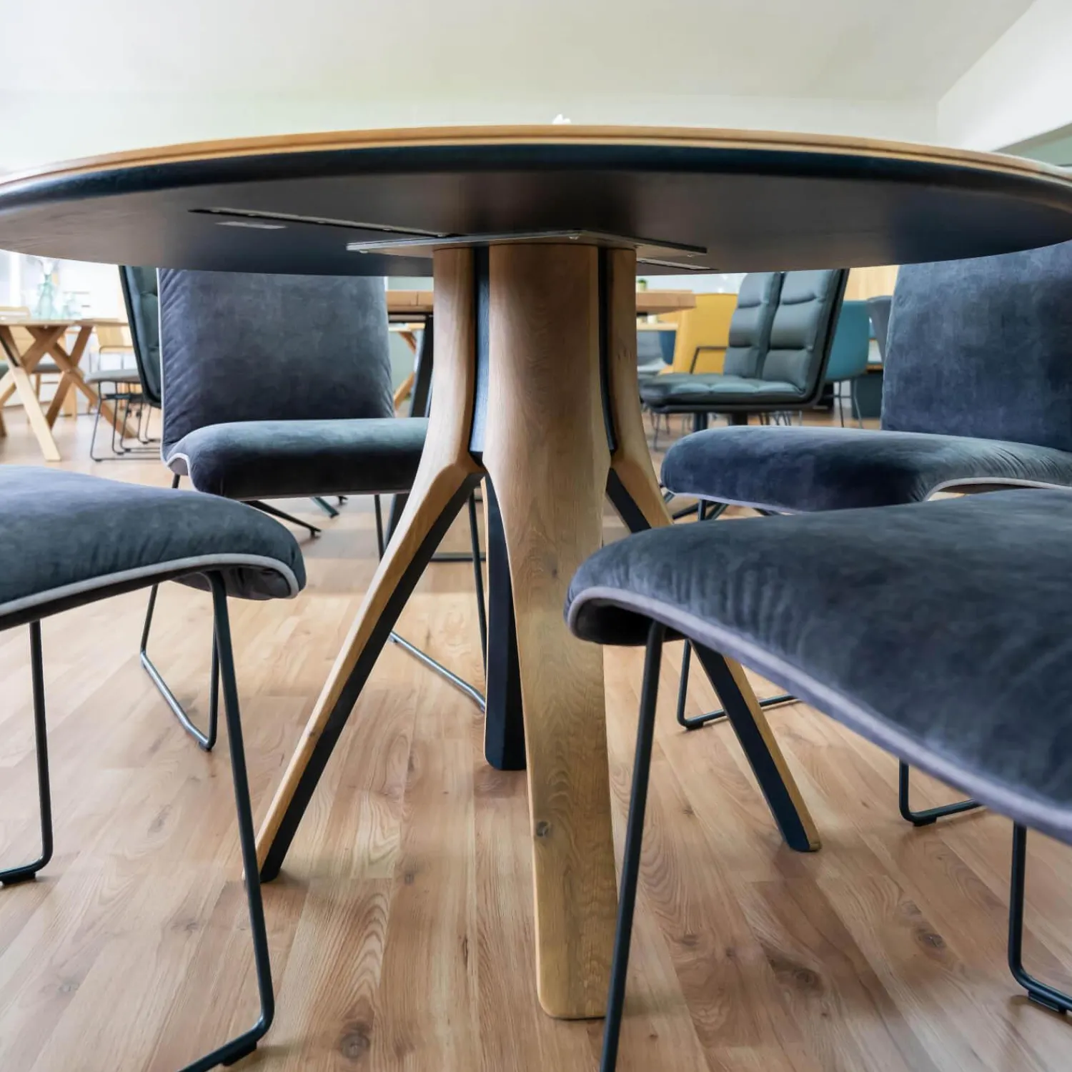 Wimmer Essgruppen|Essgruppe Z60 Säulentisch Rustikale Asteiche Hartwachsöl Bianco Äste Tischplatte Schwarz Gebeizt Mit 4 Schalenstühlen