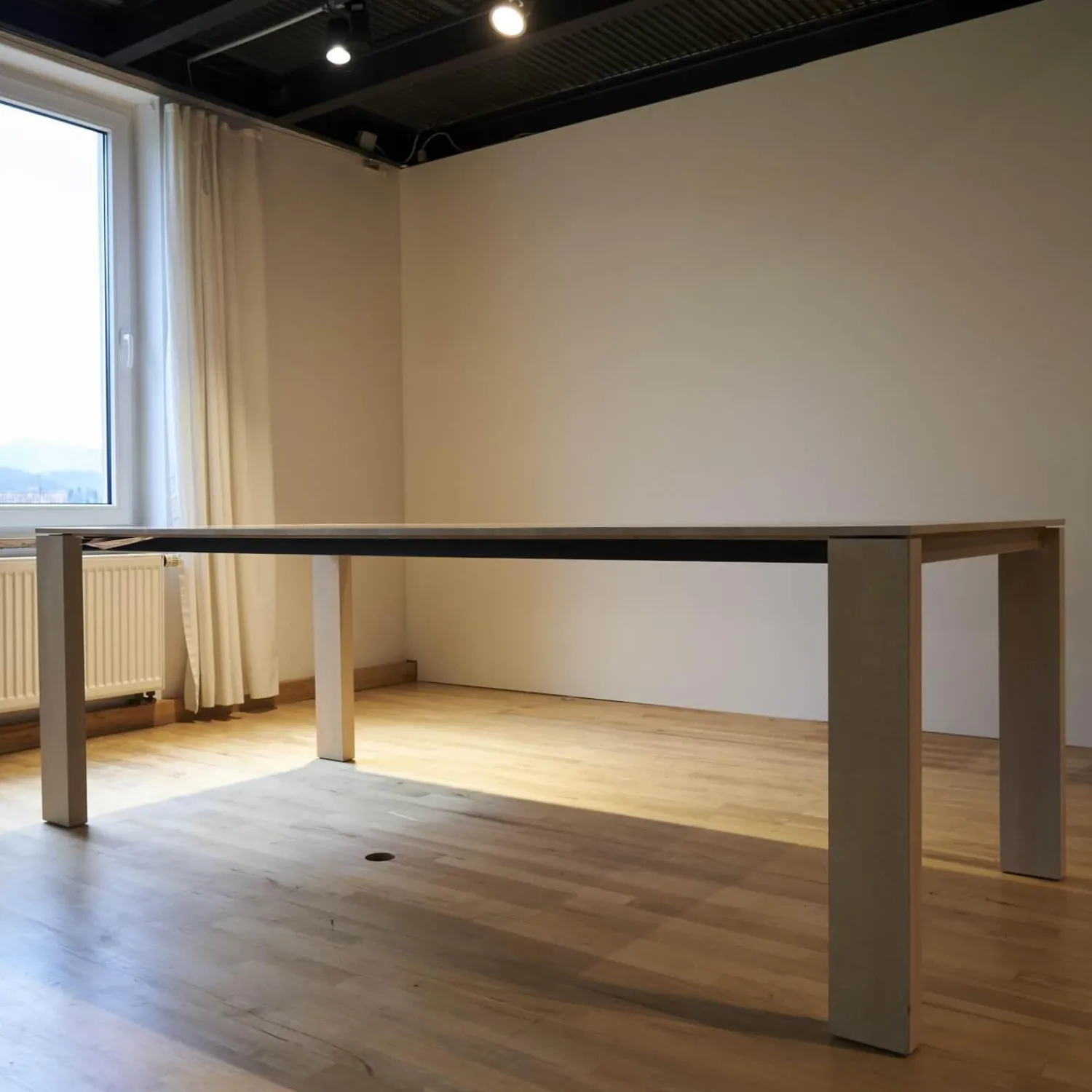 Rodam Esstische|Esstisch 3300 10 Kara Eiche 940 Kreideweiss Lackiert Maserung Quer