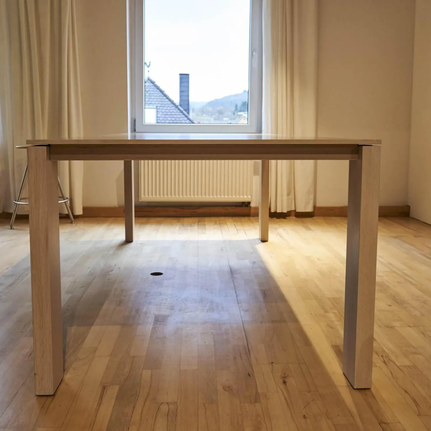 Rodam Esstische|Esstisch 3300 10 Kara Eiche 940 Kreideweiss Lackiert Maserung Quer