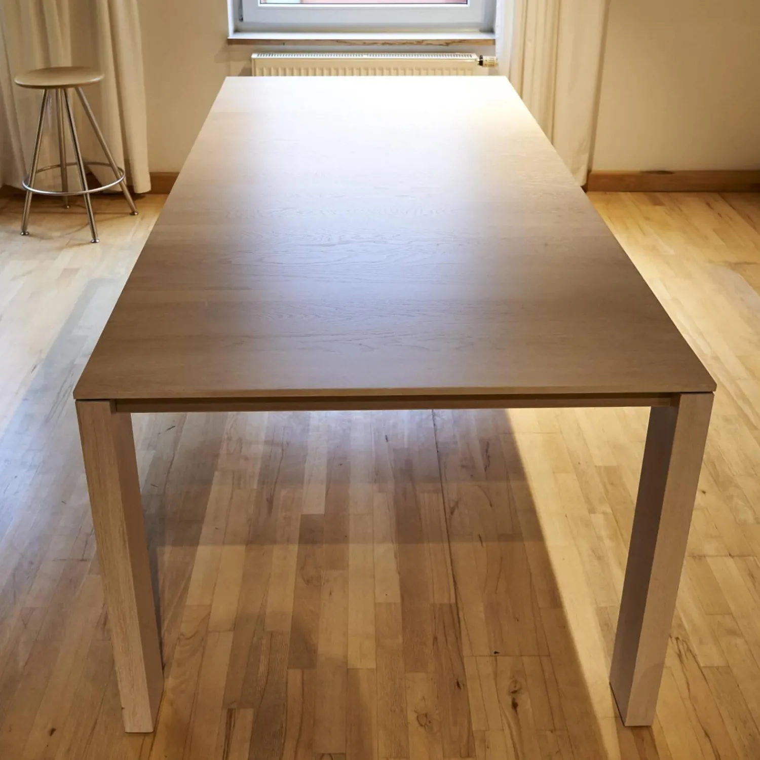 Rodam Esstische|Esstisch 3300 10 Kara Eiche 940 Kreideweiss Lackiert Maserung Quer