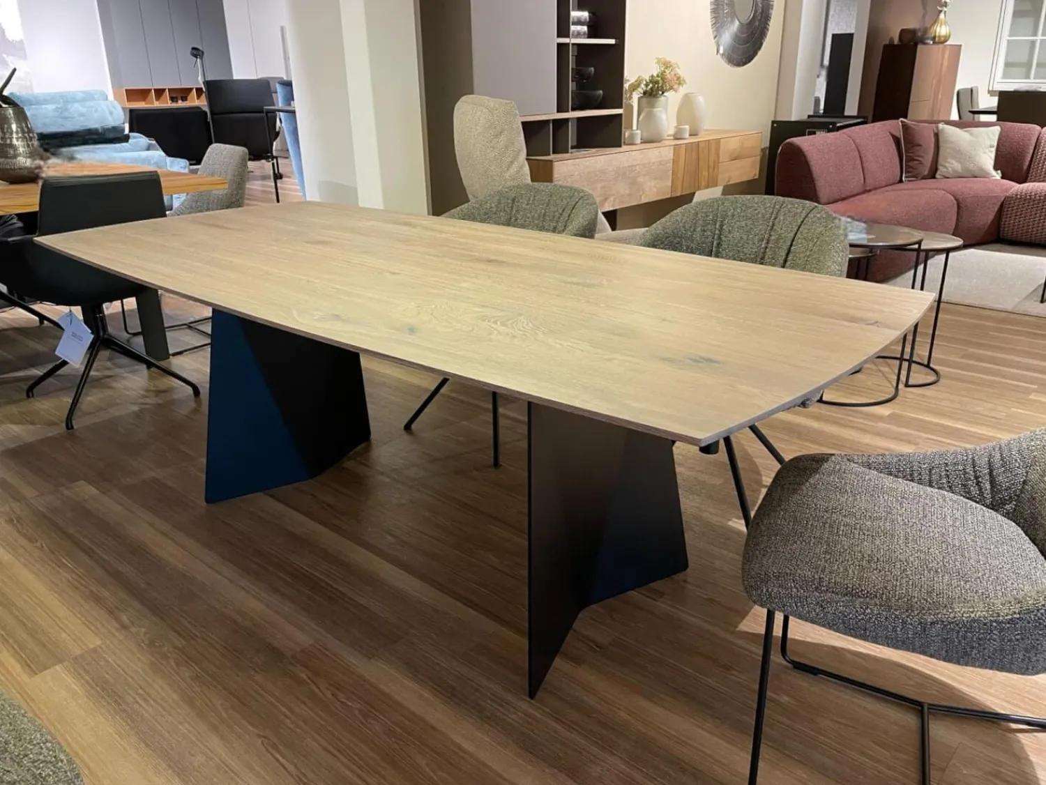 Contur Esstische|Esstisch 3100 C Platte Eiche Astig Geräuchert Wangengestell Schwarz Geneigt