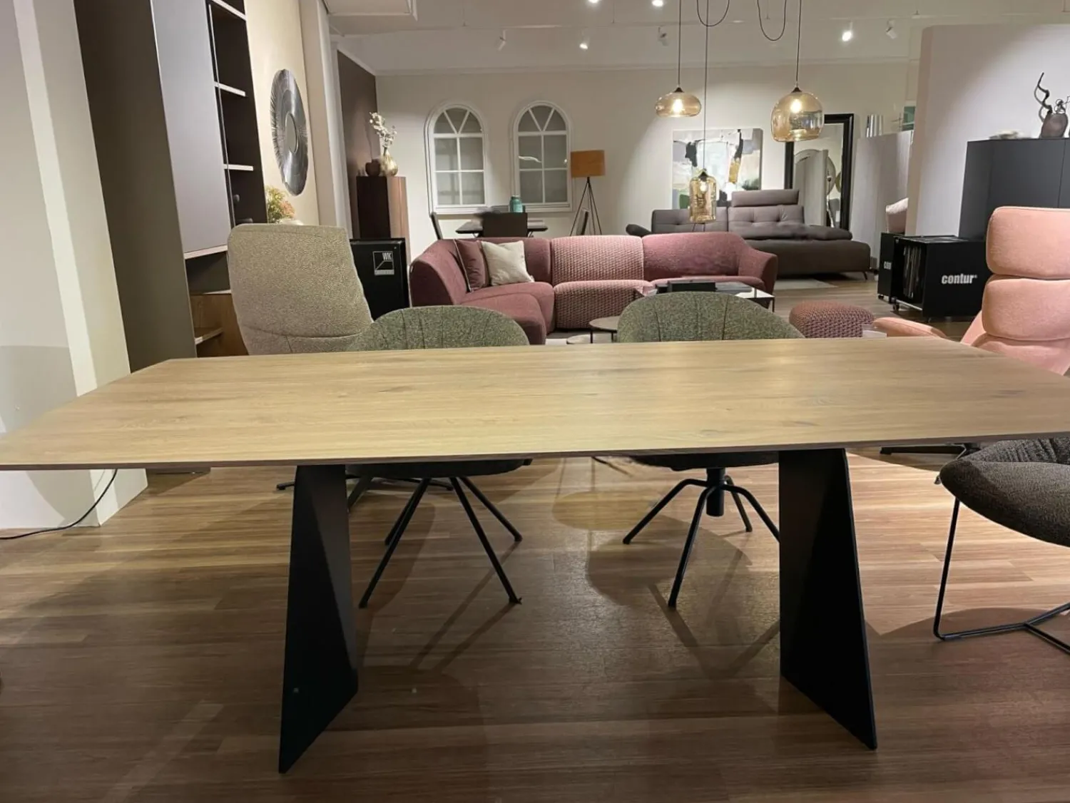 Contur Esstische|Esstisch 3100 C Platte Eiche Astig Geräuchert Wangengestell Schwarz Geneigt