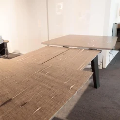 Draenert Esstische|Esstisch 1460 Fontana Platte Quarzit Brown Silk Braun Geledert Sockel Eiche Dunkelgrau Gebeizt Und Lackiert Mit Auszug