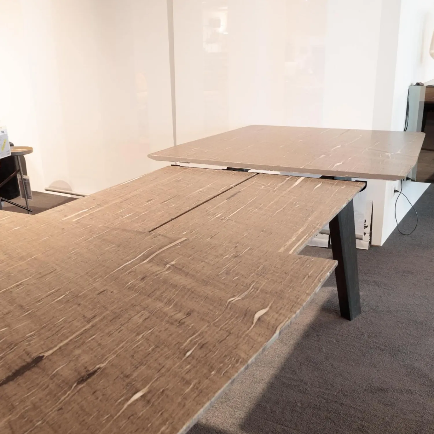 Draenert Esstische|Esstisch 1460 Fontana Platte Quarzit Brown Silk Braun Geledert Sockel Eiche Dunkelgrau Gebeizt Und Lackiert Mit Auszug