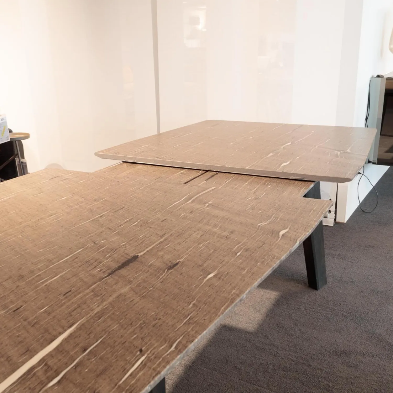 Draenert Esstische|Esstisch 1460 Fontana Platte Quarzit Brown Silk Braun Geledert Sockel Eiche Dunkelgrau Gebeizt Und Lackiert Mit Auszug