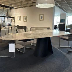 Draenert Esstische|Esstisch 1550 Kent Platte Trilungo Kalkstein Orobico Light Geledert Gestell Aluguss Schwarz Beschichtet