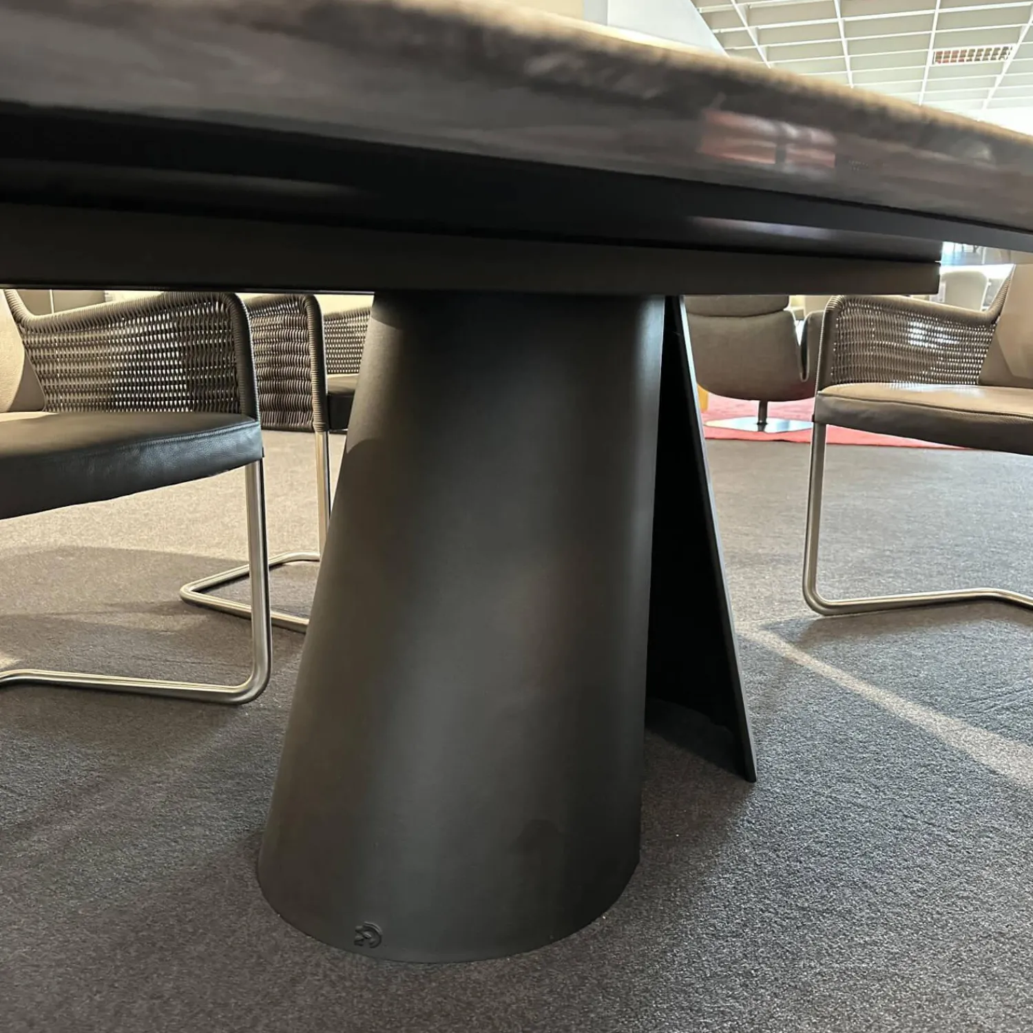 Draenert Esstische|Esstisch 1550 Kent Platte Trilungo Kalkstein Orobico Light Geledert Gestell Aluguss Schwarz Beschichtet