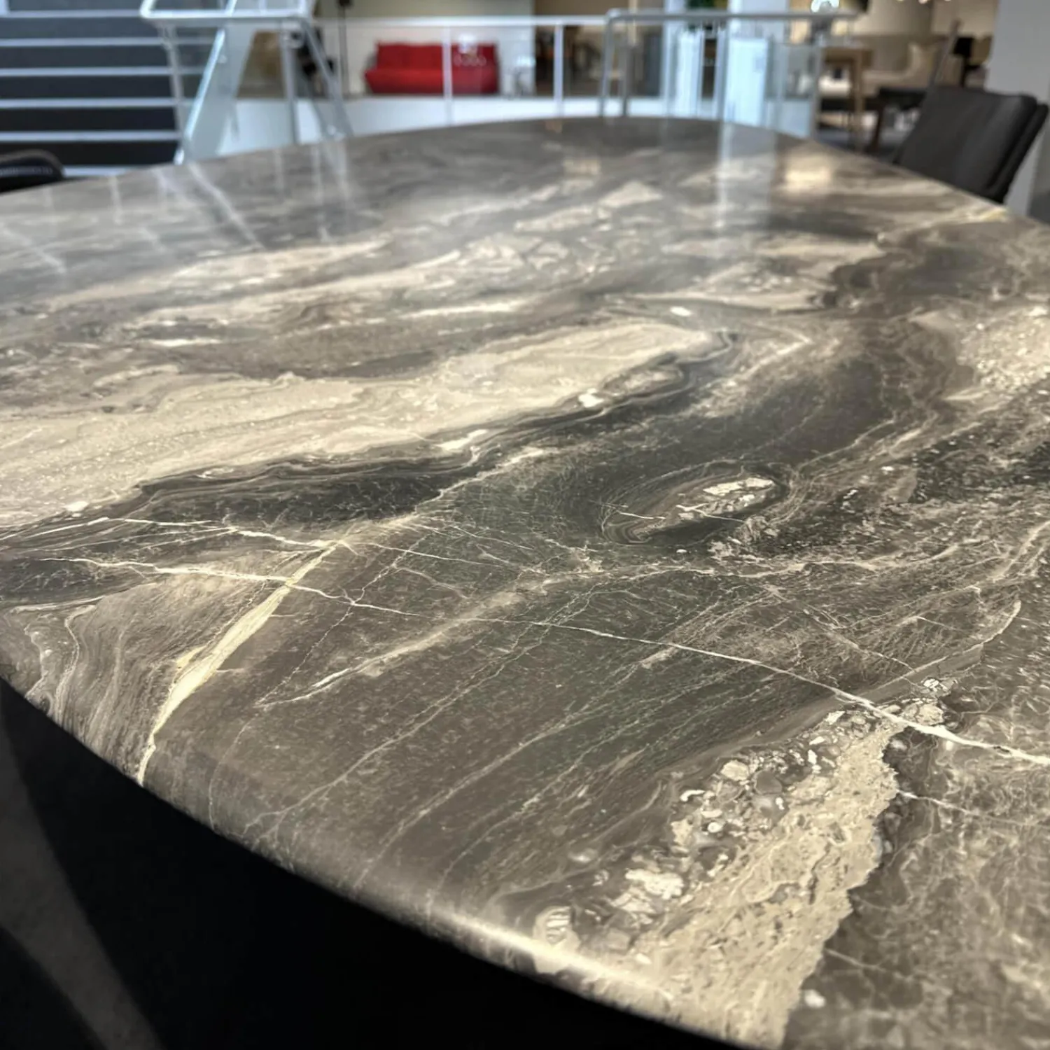 Draenert Esstische|Esstisch 1550 Kent Platte Trilungo Kalkstein Orobico Light Geledert Gestell Aluguss Schwarz Beschichtet