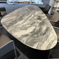 Draenert Esstische|Esstisch 1550 Kent Platte Trilungo Kalkstein Orobico Light Geledert Gestell Aluguss Schwarz Beschichtet