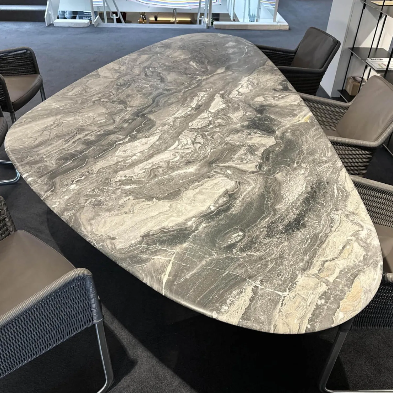 Draenert Esstische|Esstisch 1550 Kent Platte Trilungo Kalkstein Orobico Light Geledert Gestell Aluguss Schwarz Beschichtet