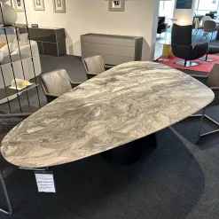 Draenert Esstische|Esstisch 1550 Kent Platte Trilungo Kalkstein Orobico Light Geledert Gestell Aluguss Schwarz Beschichtet