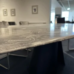 Draenert Esstische|Esstisch 1550 Kent Platte Trilungo Kalkstein Orobico Light Geledert Gestell Aluguss Schwarz Beschichtet