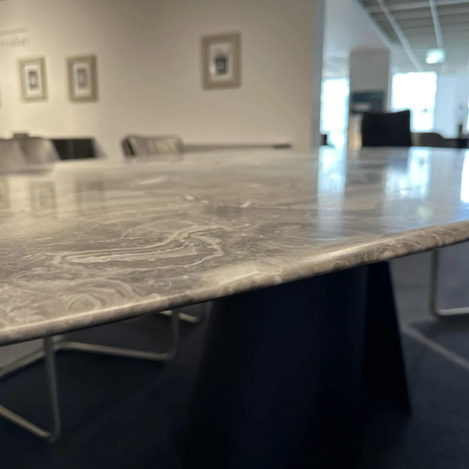 Draenert Esstische|Esstisch 1550 Kent Platte Trilungo Kalkstein Orobico Light Geledert Gestell Aluguss Schwarz Beschichtet