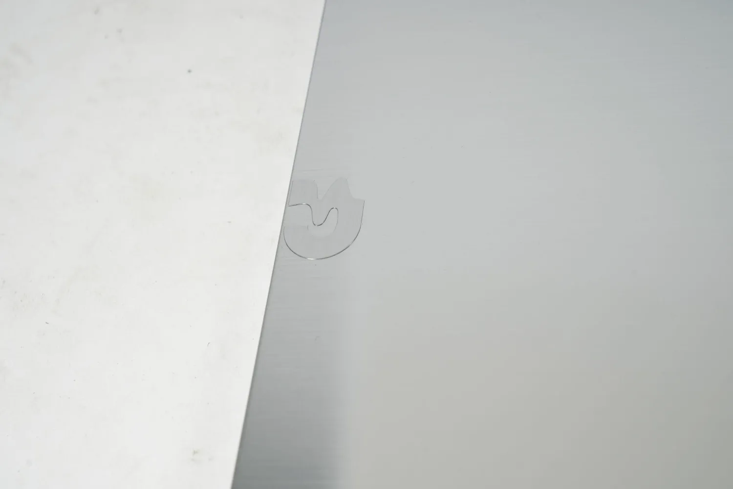 Draenert Esstische|Esstisch 1010 Lift IV Satiniertes Weissglas Bodenplatte Matt-Chrom