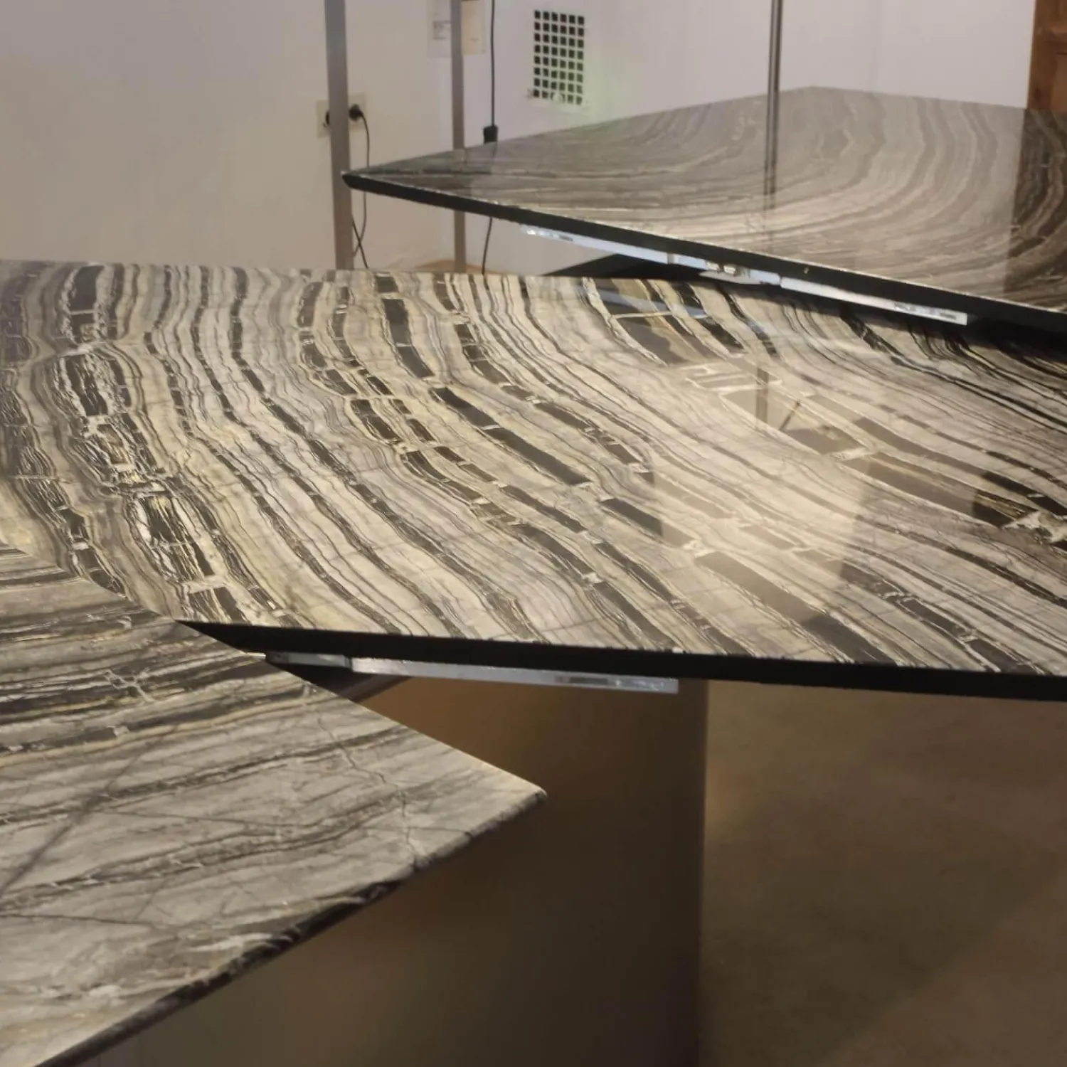 Draenert Esstische|Esstisch Adler 1224 Platte Granit Silver Wave Bootsförmig Poliert Ovalsockel Edelstahl Matt Geschliffen