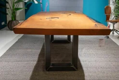 Riva Esstische|Esstisch Auckland Kauriholz mit Naturkanten Gefüllt mit Epoxyharz Gestell Natureisen Geölt