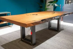 Riva Esstische|Esstisch Auckland Kauriholz mit Naturkanten Gefüllt mit Epoxyharz Gestell Natureisen Geölt