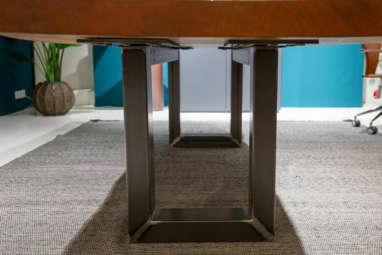 Riva Esstische|Esstisch Auckland Kauriholz mit Naturkanten Gefüllt mit Epoxyharz Gestell Natureisen Geölt