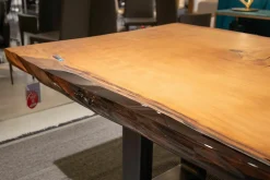 Riva Esstische|Esstisch Auckland Kauriholz mit Naturkanten Gefüllt mit Epoxyharz Gestell Natureisen Geölt